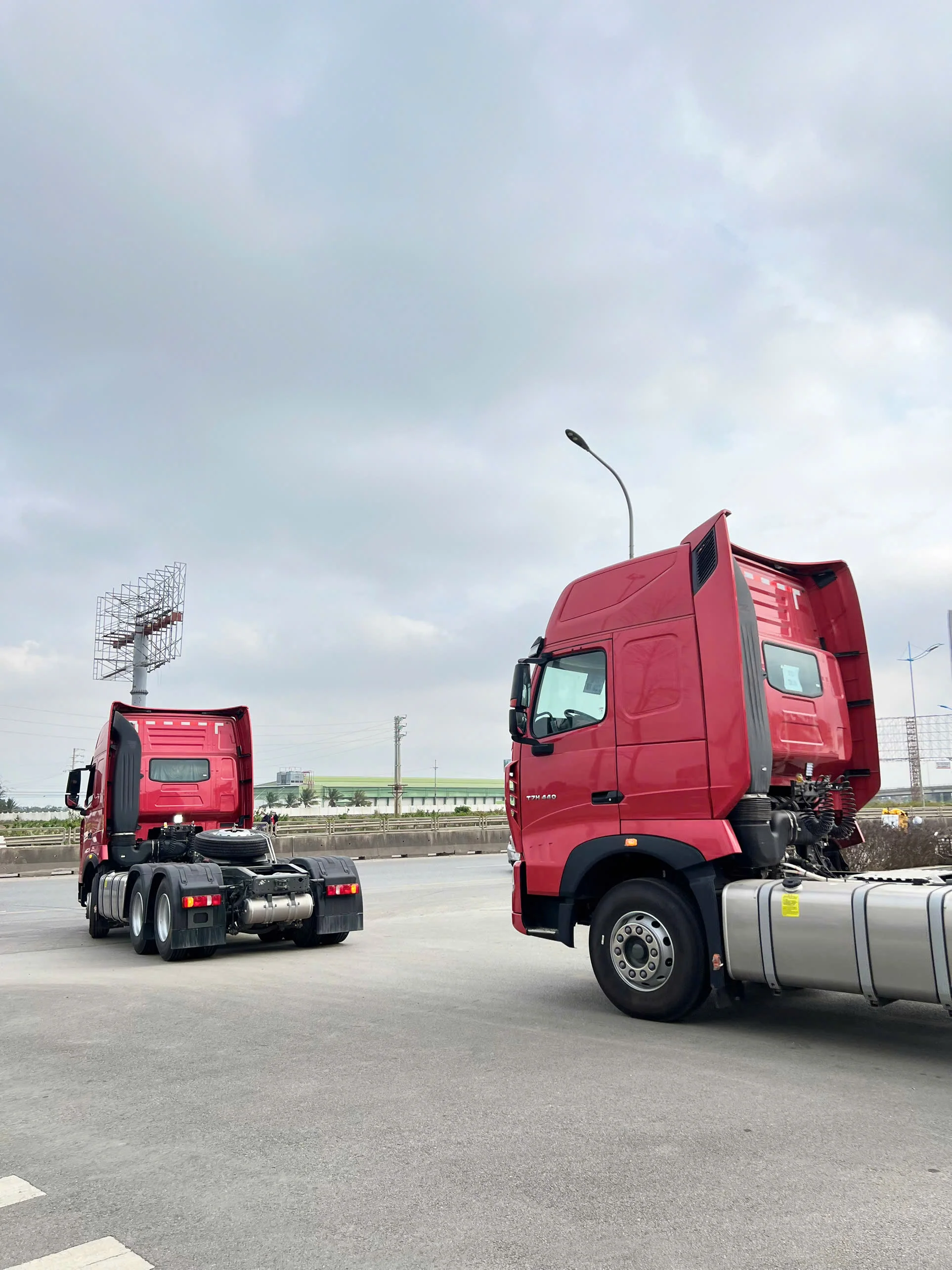 bang-gia-xe-dau-keo-tai-thanh-hoa-danh-gia-chi-tiet-dong-sinotruk-t7h440-tu-thaco (1).webp