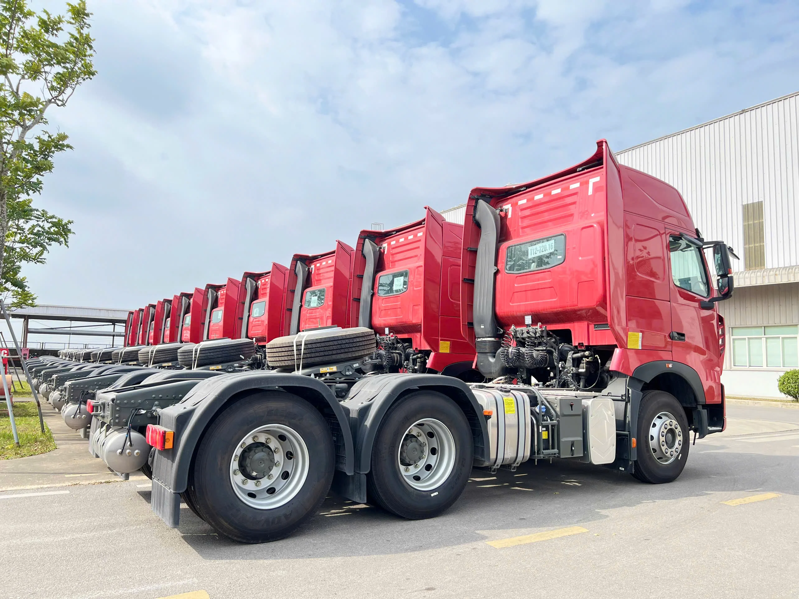 bang-gia-xe-dau-keo-tai-thanh-hoa-danh-gia-chi-tiet-dong-sinotruk-t7h440-tu-thaco (4).webp