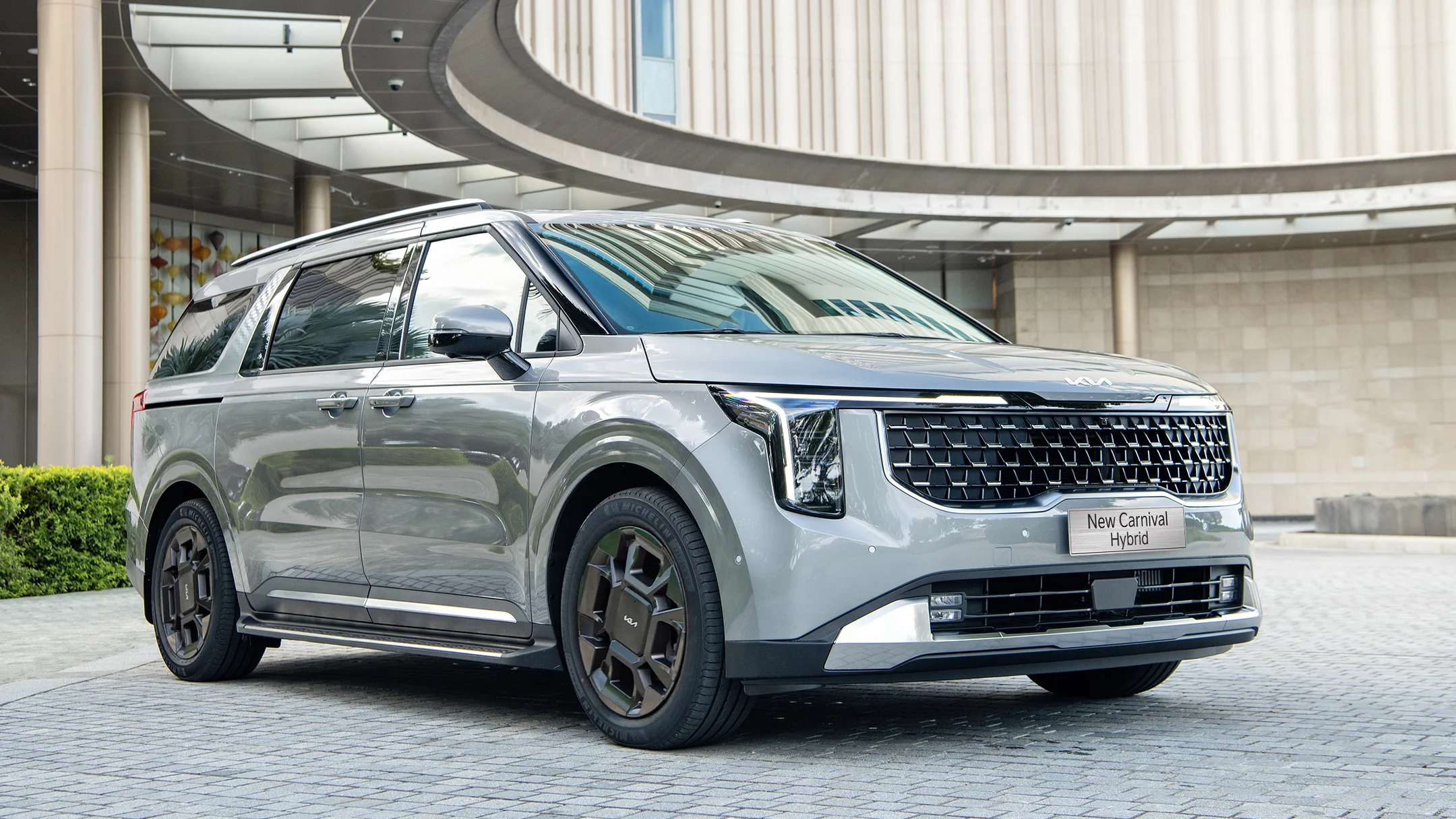 Kia Carnival Hybrid ưu đãi lên đến 80 triệu đồng.webp